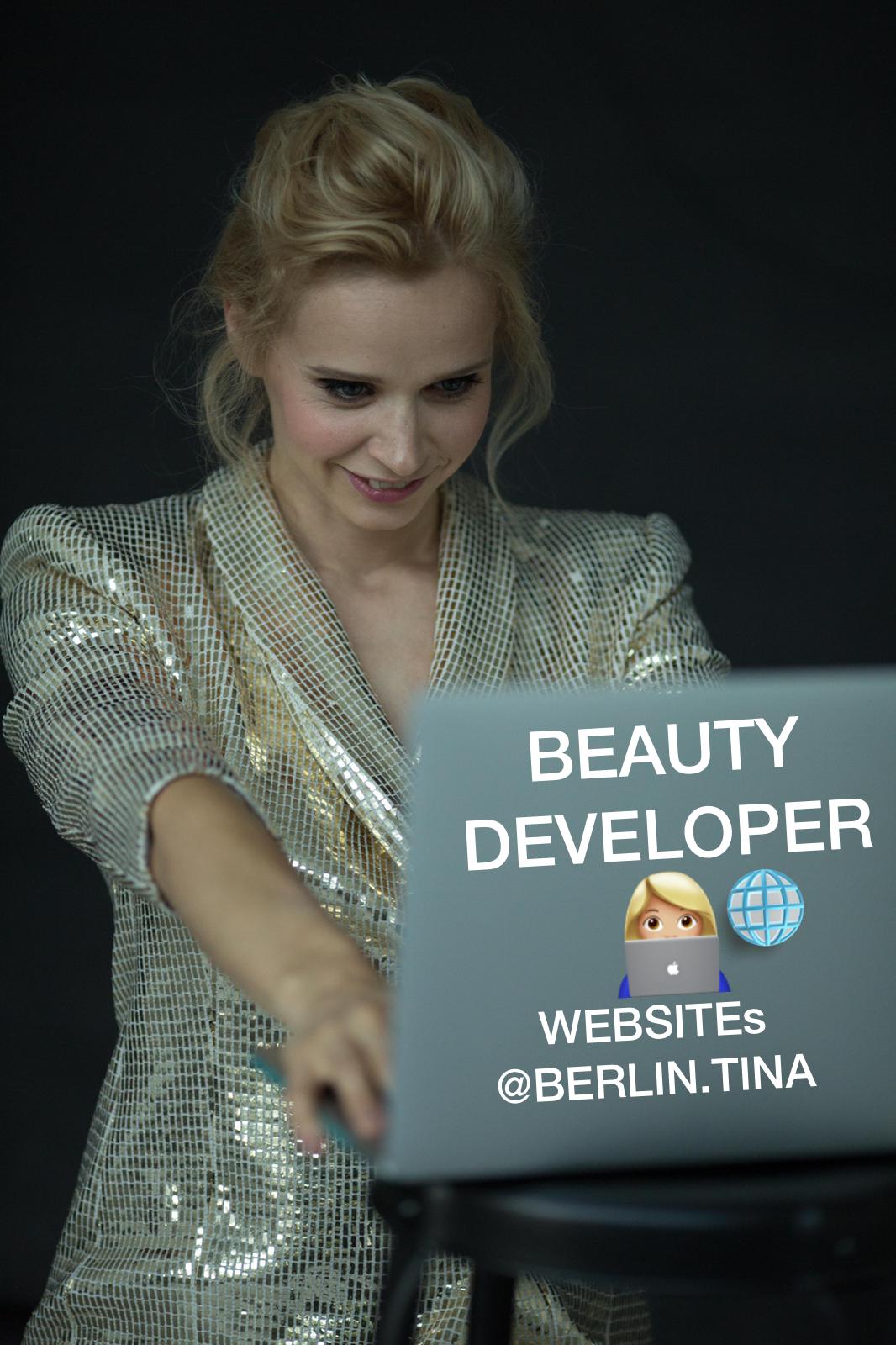 JaValiantsina — Beauty Developer, goldener Blazer, MacBook in der Hand