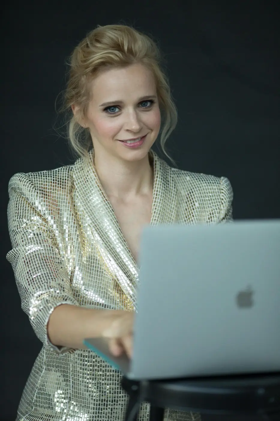 JaValiantsina — CyBERLINTINA, Diplom-Systemingenieurin und Cyber-Queen von Berlin, im goldenen Blazer mit MacBook